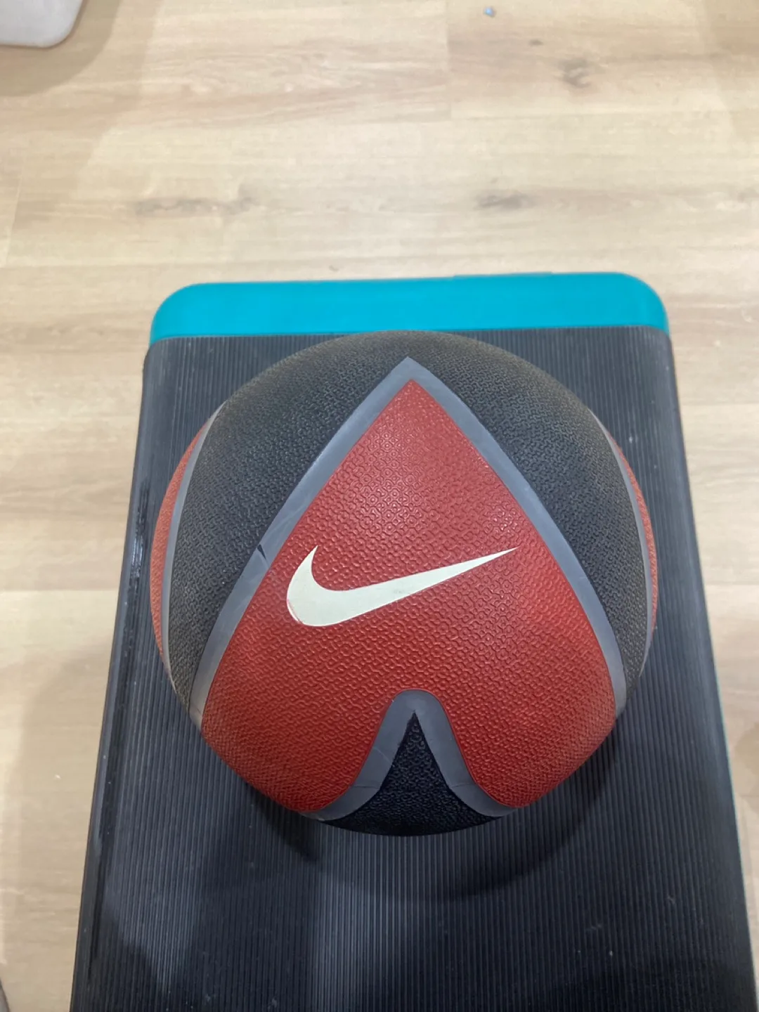 Nike 8lb Medicine Ball image indicator(3)