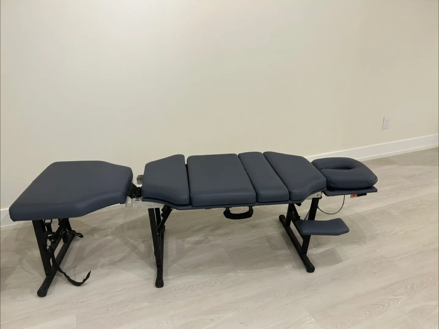 Chiropractic Table w/ Carry Case image indicator(2)