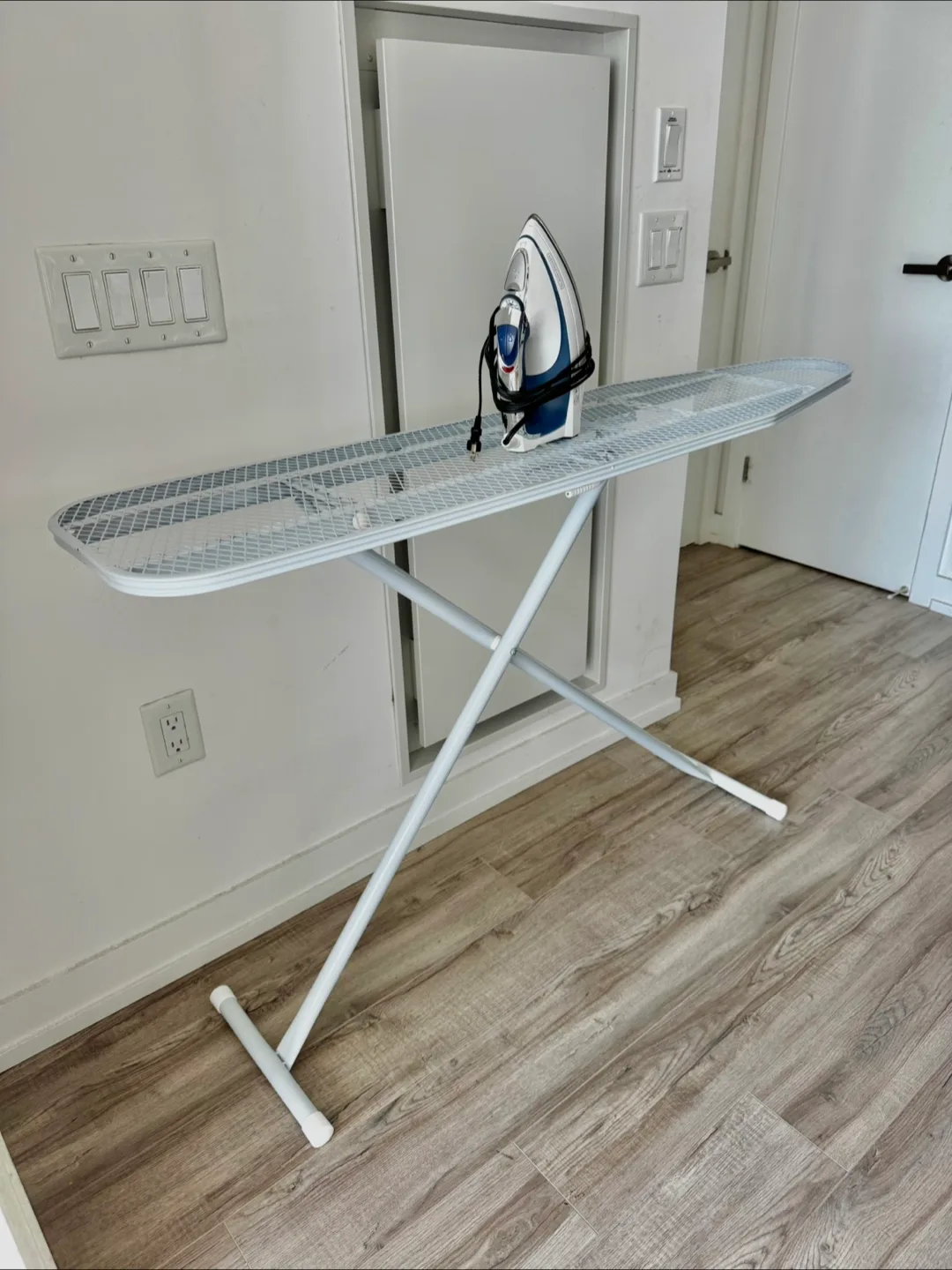 Black+Decker Iron + Ironing Board thumbnail