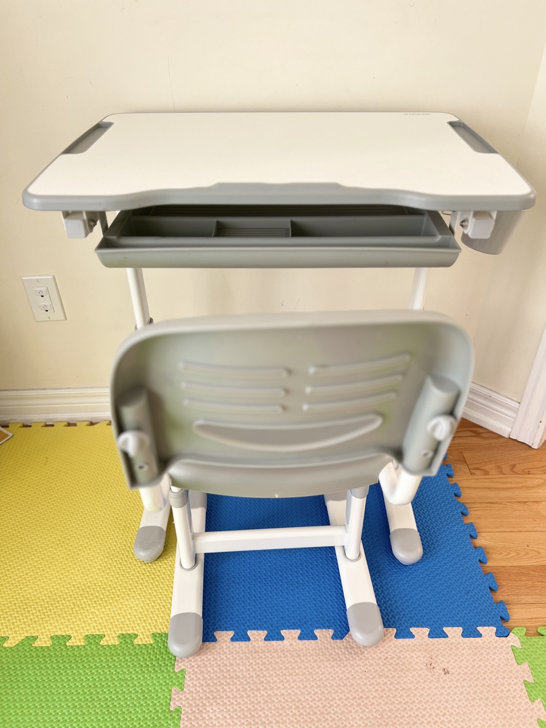 Pappy+Lucie Kids Adjustable Desk and Chair Set