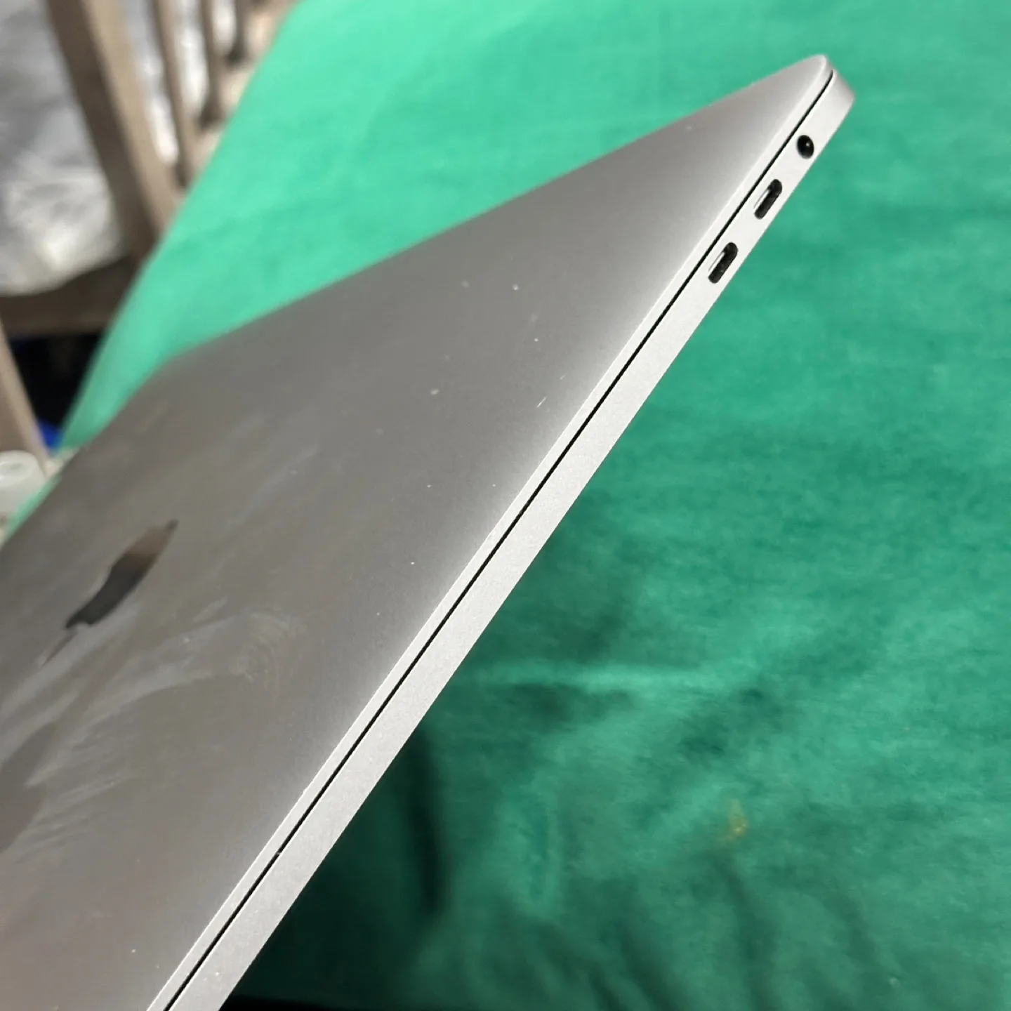 Apple MacBook Pro - 2020 - 13 inch - i5 16/512 GB image indicator(3)