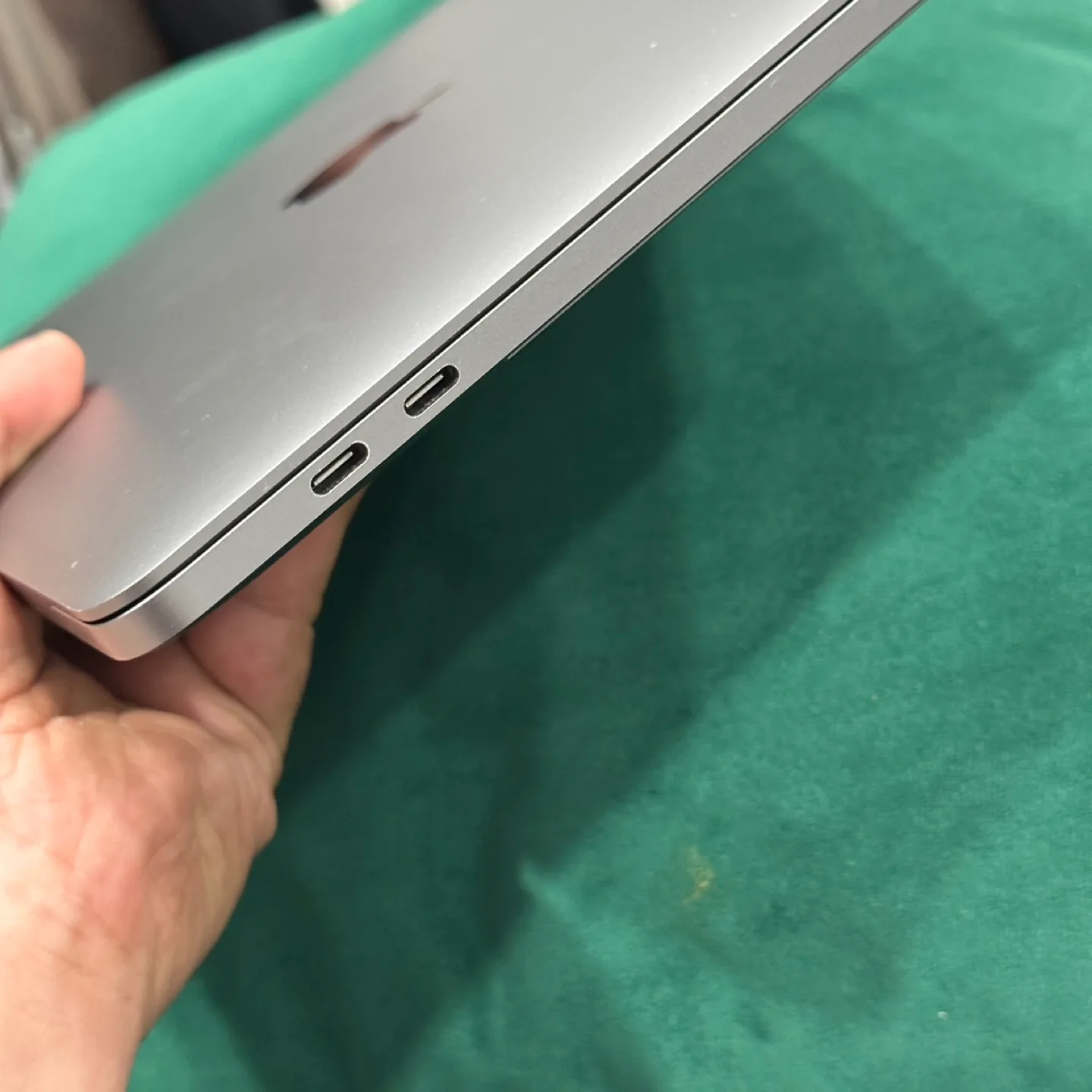 Apple MacBook Pro - 2020 - 13 inch - i5 16/512 GB image indicator(7)