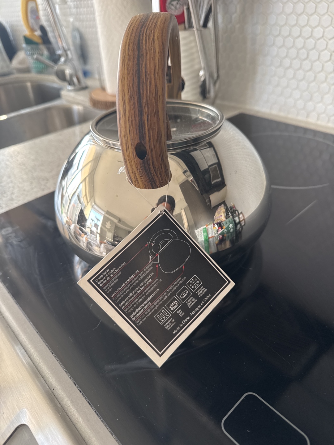 Whistling Kettle with Wooden Handle