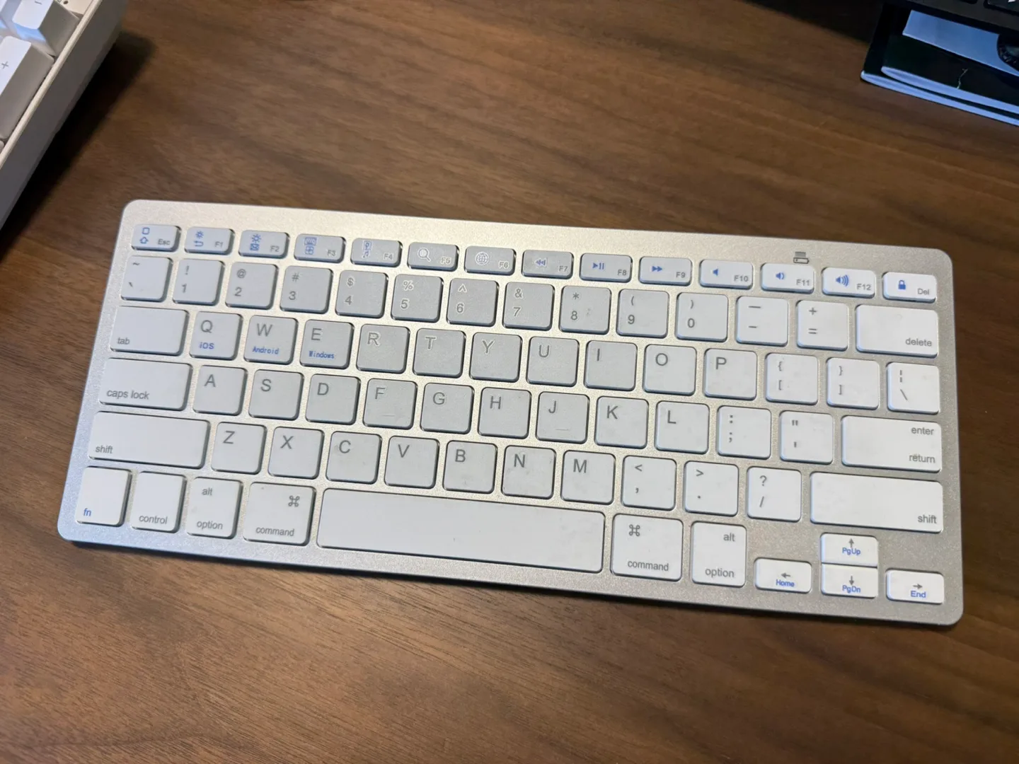 Bluetooth Battery Keyboard - Silver/White thumbnail