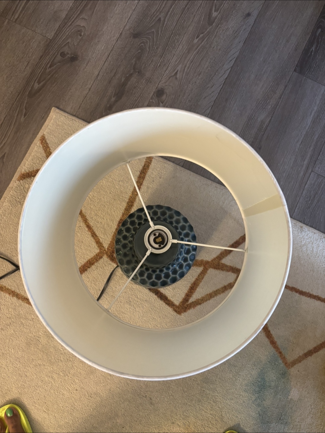 Table lamp with textured base - photo 4