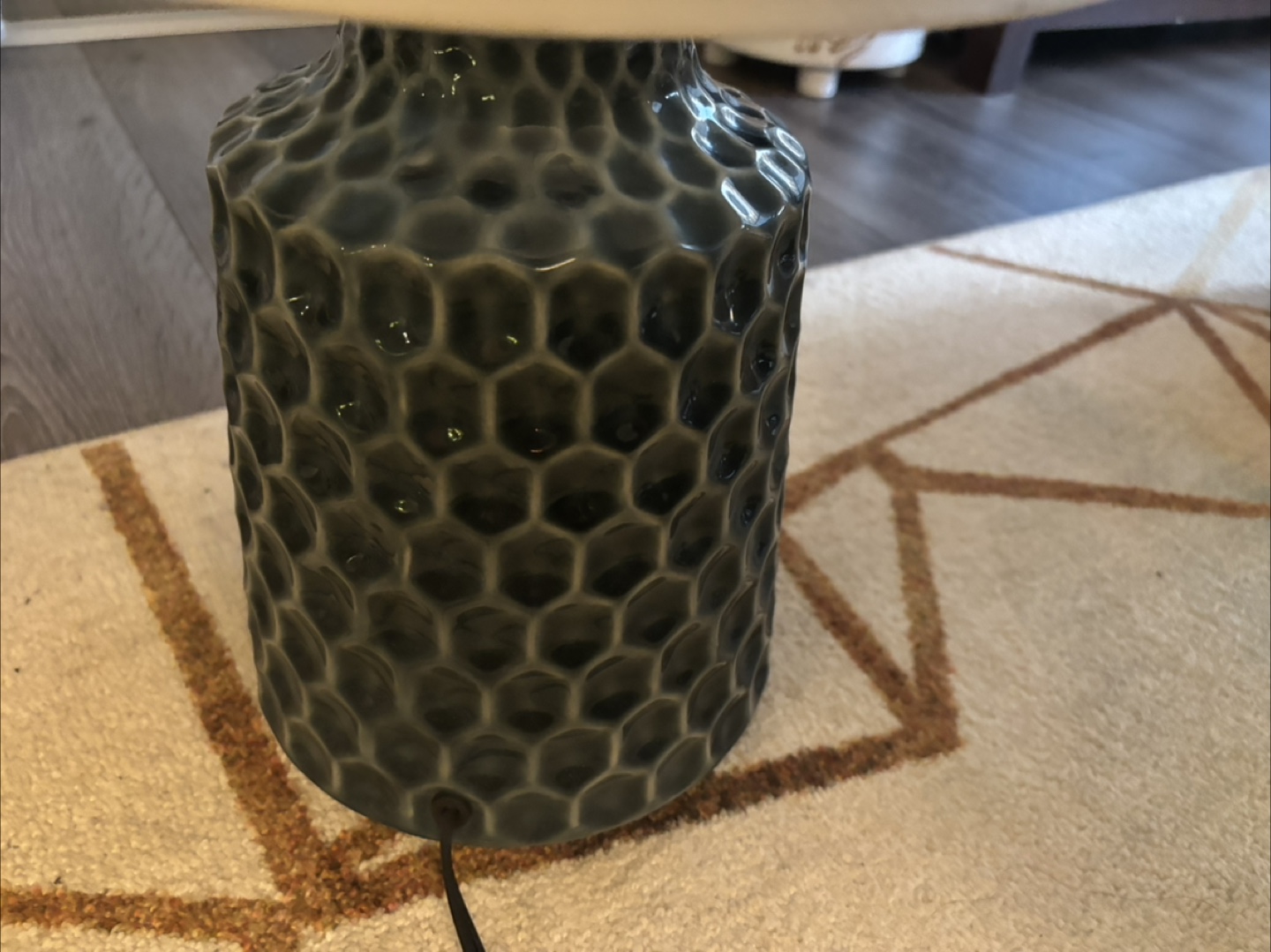 Table lamp with textured base - photo 3