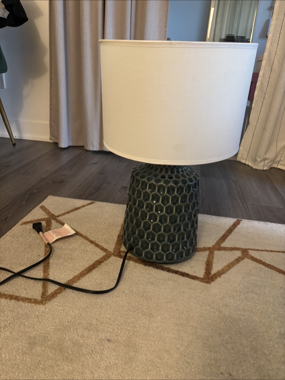 Table lamp with textured base