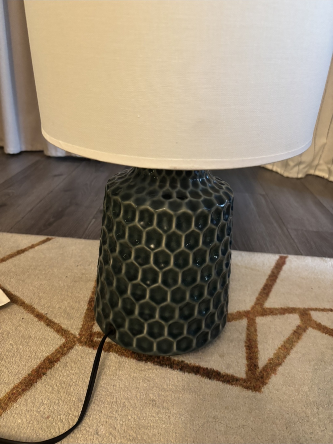 Table lamp with textured base - photo 2