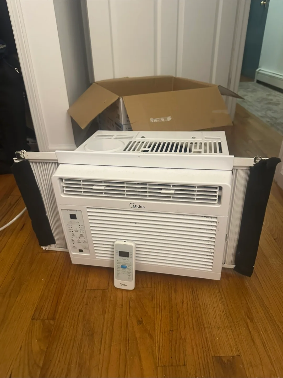 Midea 5,000 BTU Room Air Conditioner - Used with box and remote! thumbnail