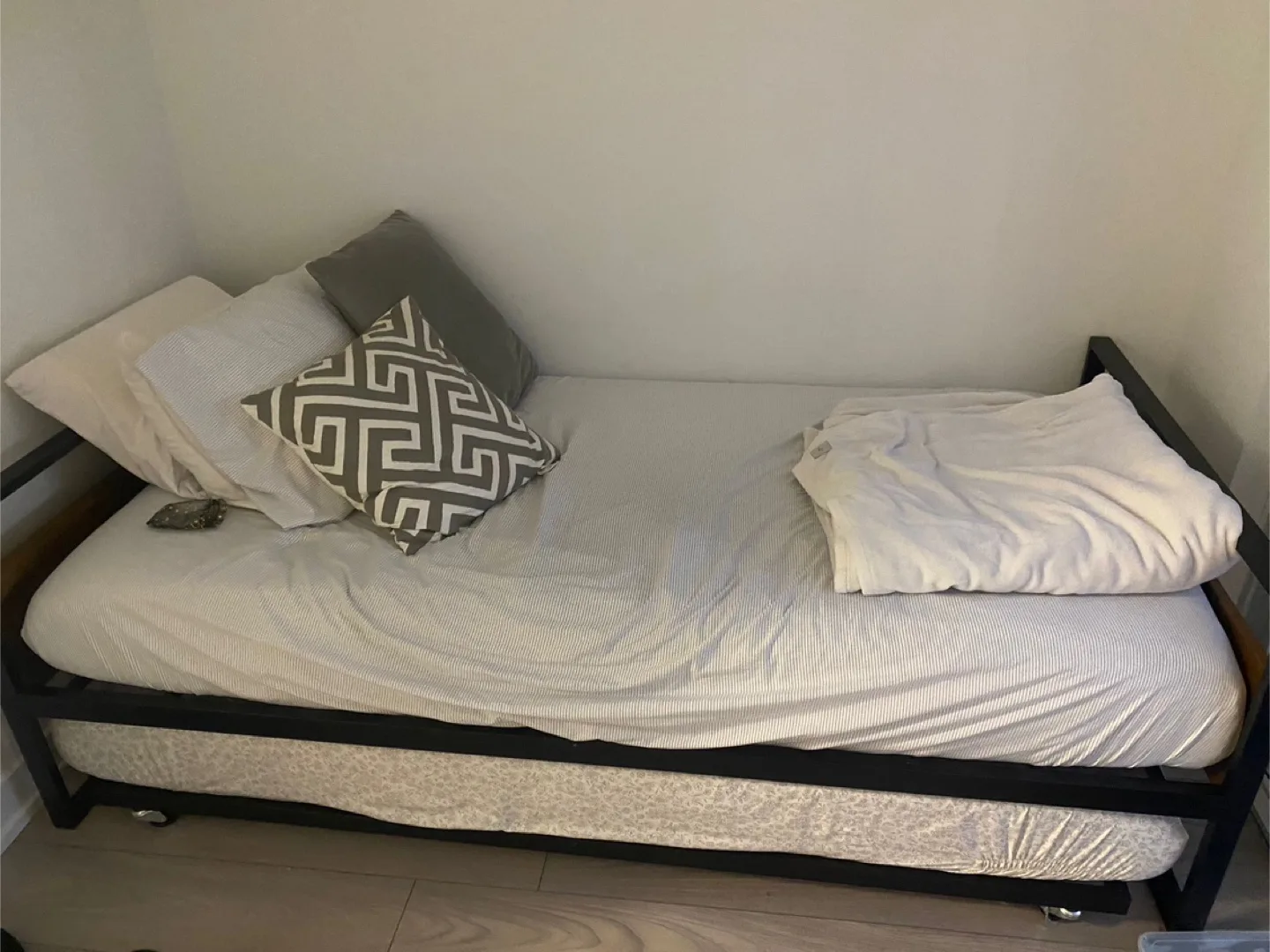 Daybed without pillows thumbnail