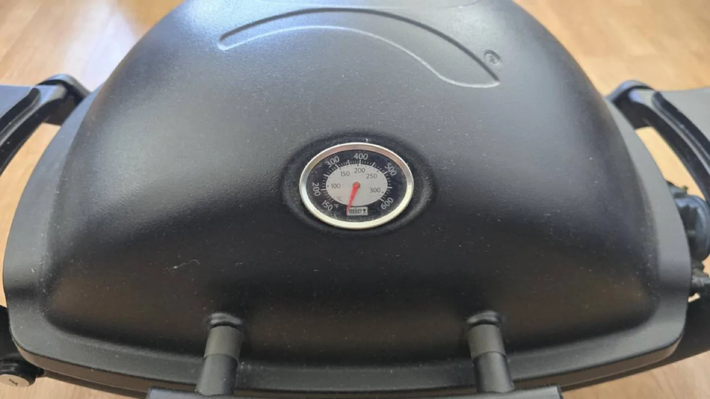 Weber Q 1200 Portable BBQ (Propane) + 3 Tanks of Propane image indicator(3)