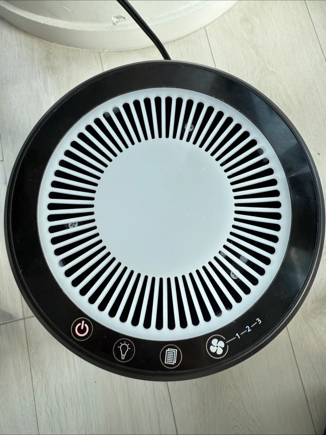 Like new! Levoit LV-H132 Black Air Purifier image indicator(4)