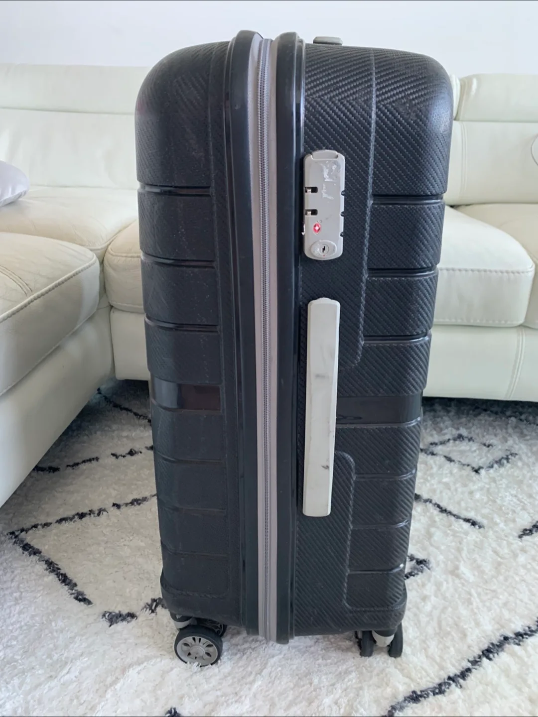 Large Black Hardshell Suitcase-“V.I.P.” image indicator(3)