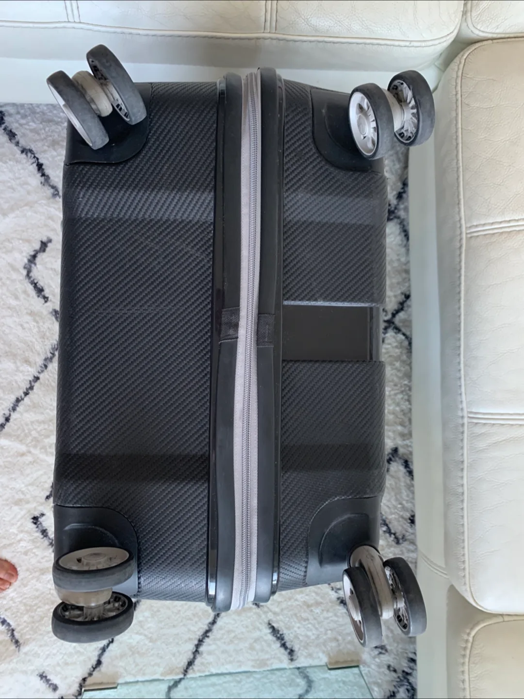 Large Black Hardshell Suitcase-“V.I.P.” image indicator(6)