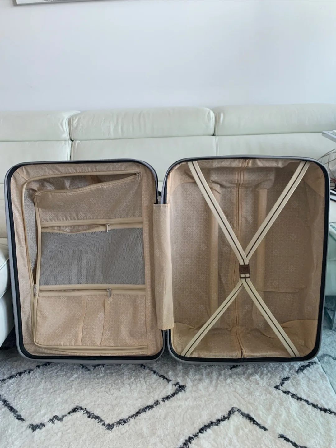 Large Black Hardshell Suitcase-“V.I.P.” image indicator(7)