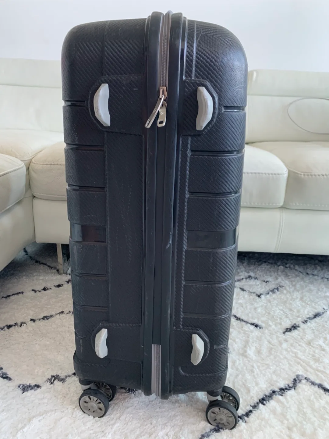 Large Black Hardshell Suitcase-“V.I.P.” image indicator(4)