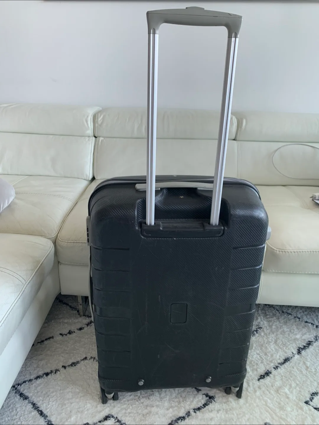 Large Black Hardshell Suitcase-“V.I.P.” image indicator(2)