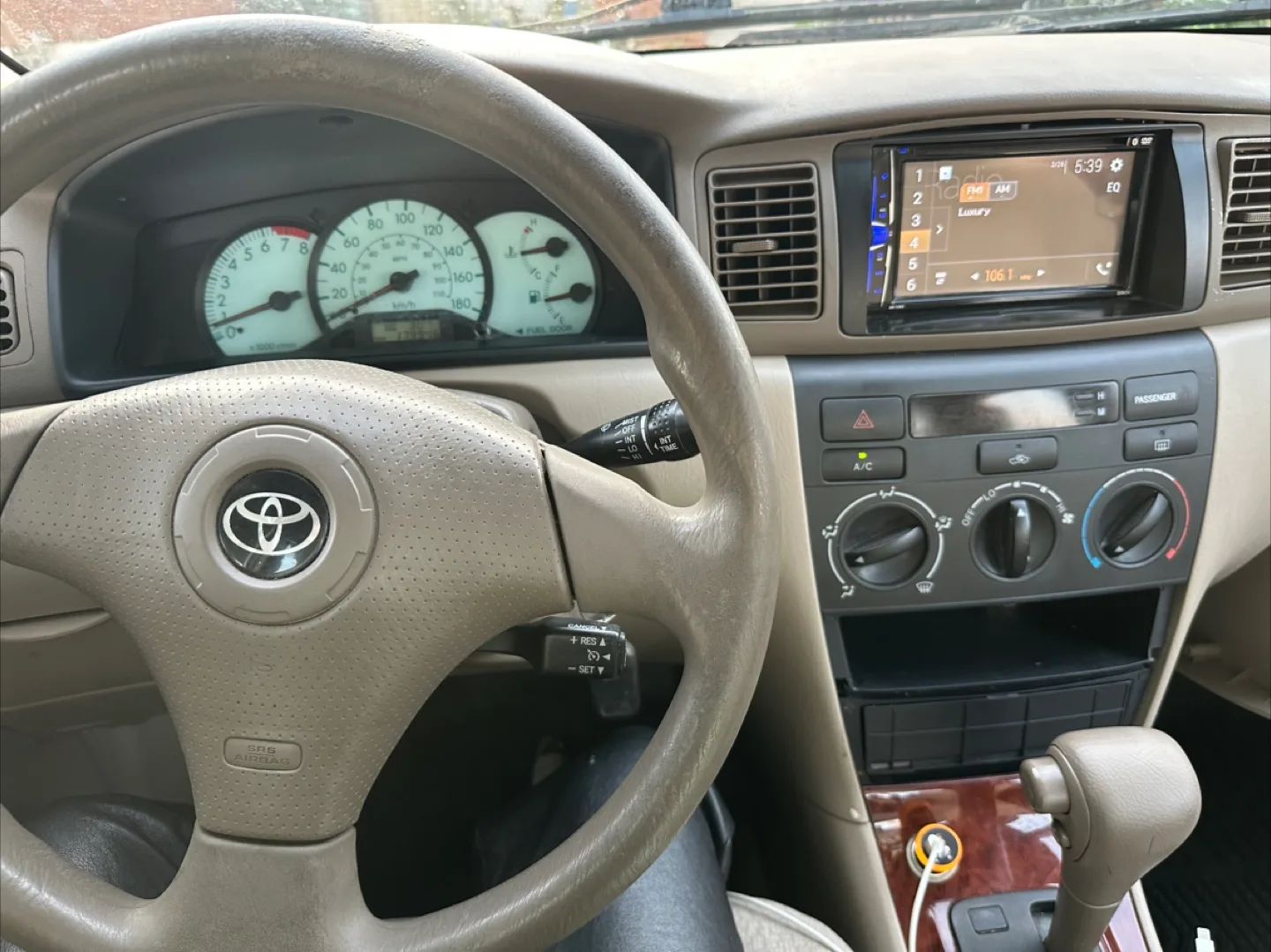 Toyota Corolla LE Sedan image indicator(3)