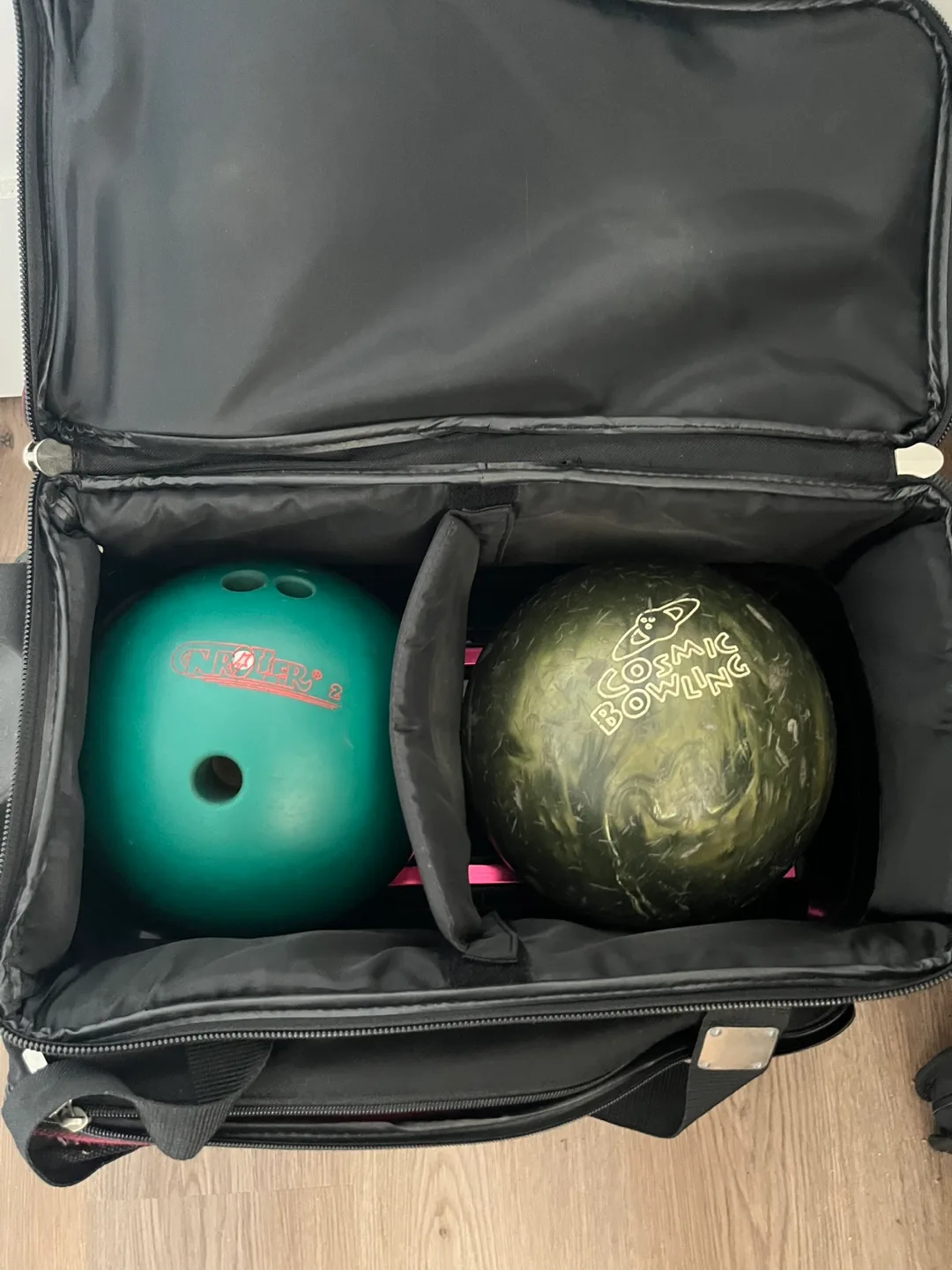 Brunswick Bowling Bag with Wheels image indicator(3)