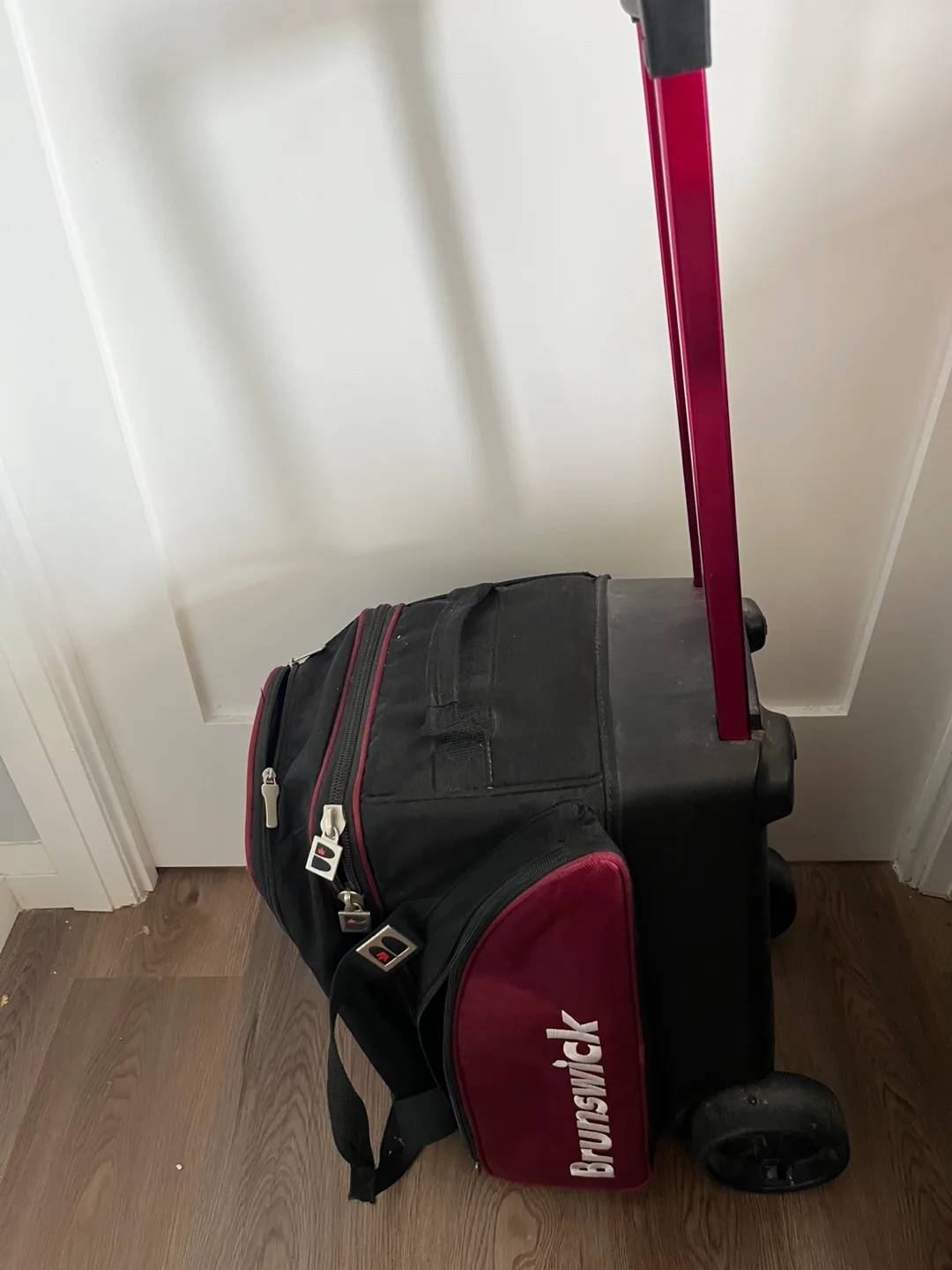 Brunswick Bowling Bag with Wheels image indicator(2)