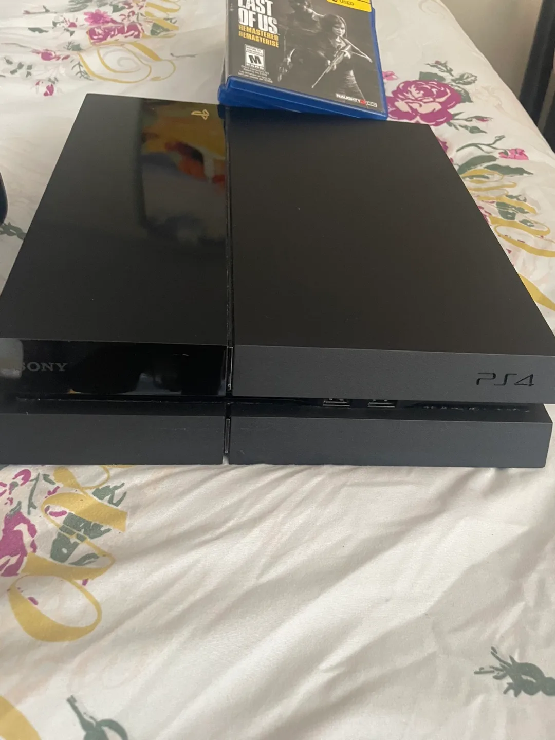 PlayStation 4 Bundle with Games and Controllers image indicator(2)