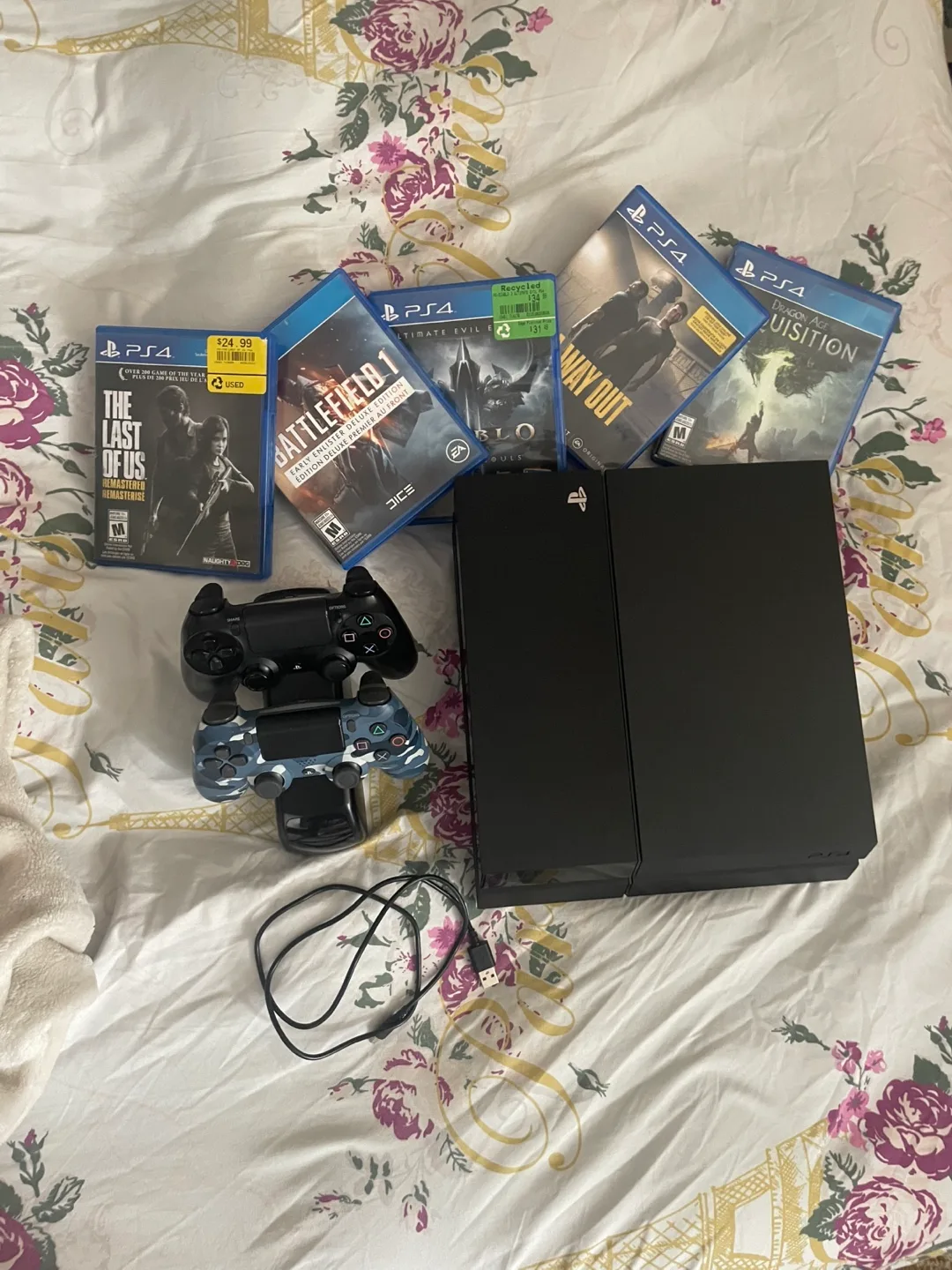 PlayStation 4 Bundle with Games and Controllers image indicator(3)