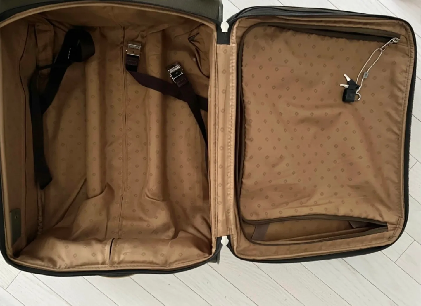 MOVING SALE- Samsonite Carry-On Suitcase image indicator(5)