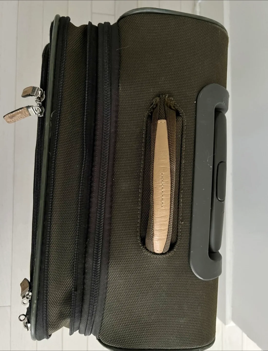 MOVING SALE- Samsonite Carry-On Suitcase image indicator(4)