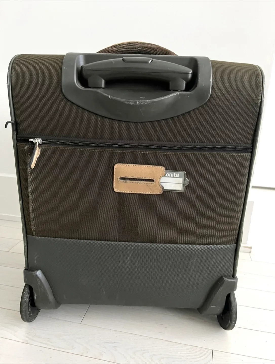MOVING SALE- Samsonite Carry-On Suitcase image indicator(2)