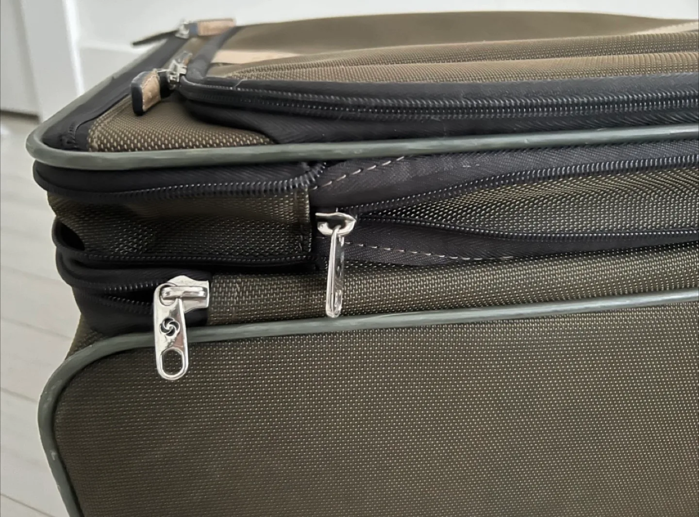 MOVING SALE- Samsonite Carry-On Suitcase image indicator(7)