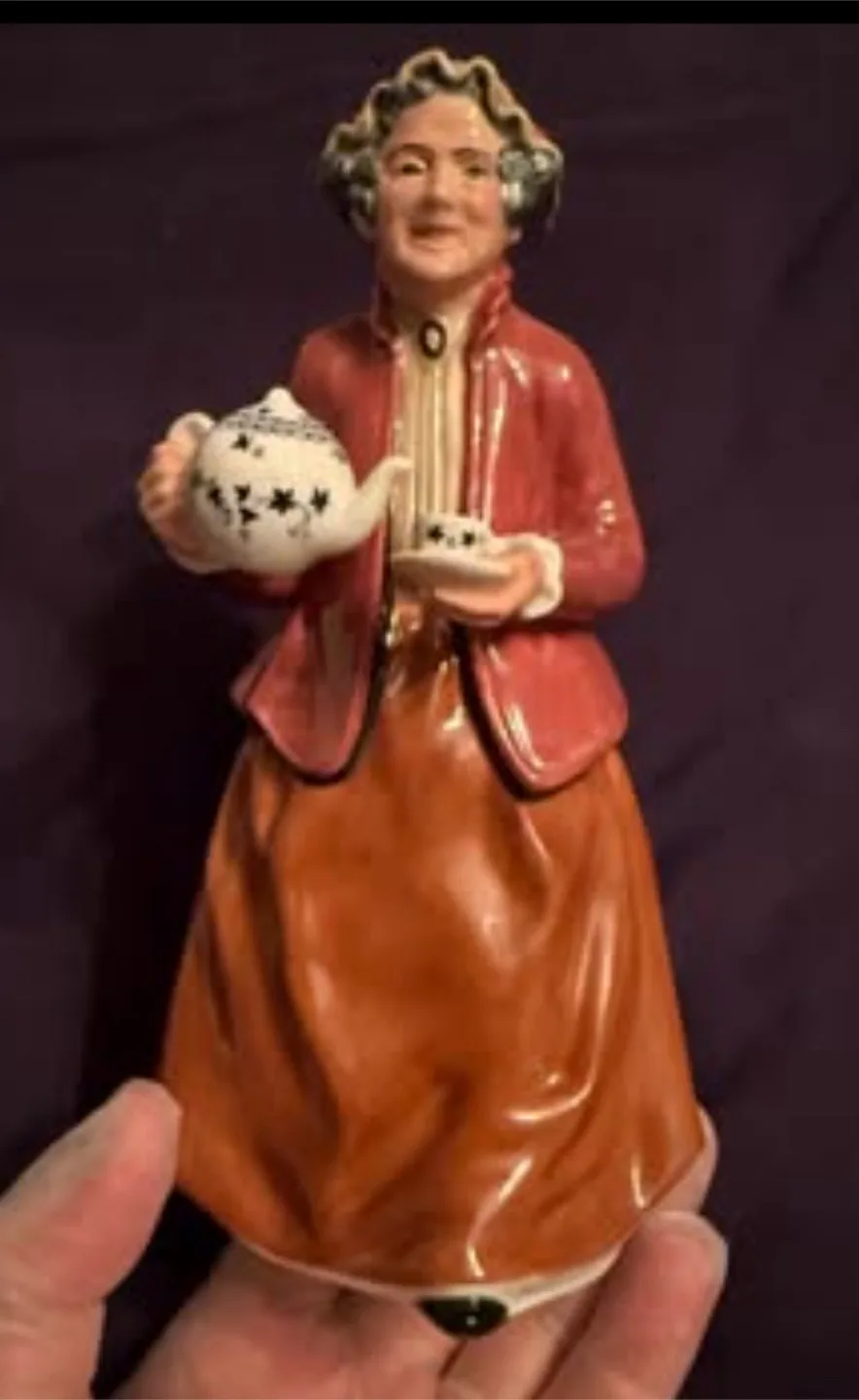 "Teatime" Limited Royal Doulton  HN 2255 Vtg 1966 image indicator(3)