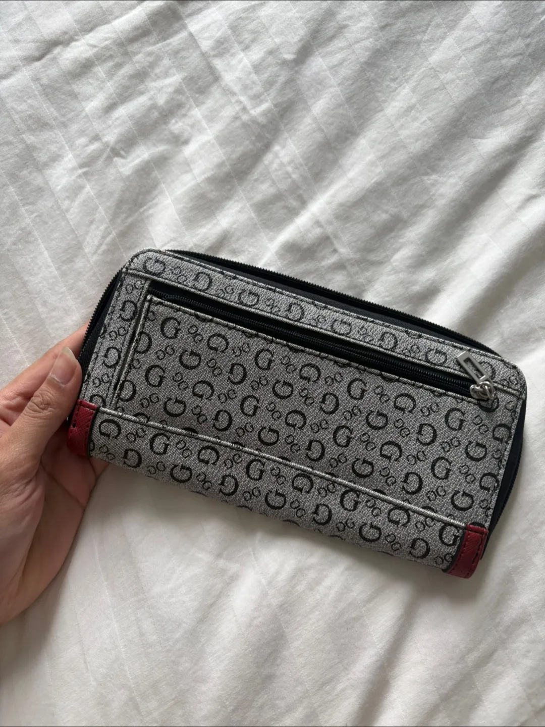 Guess Wallet image indicator(2)