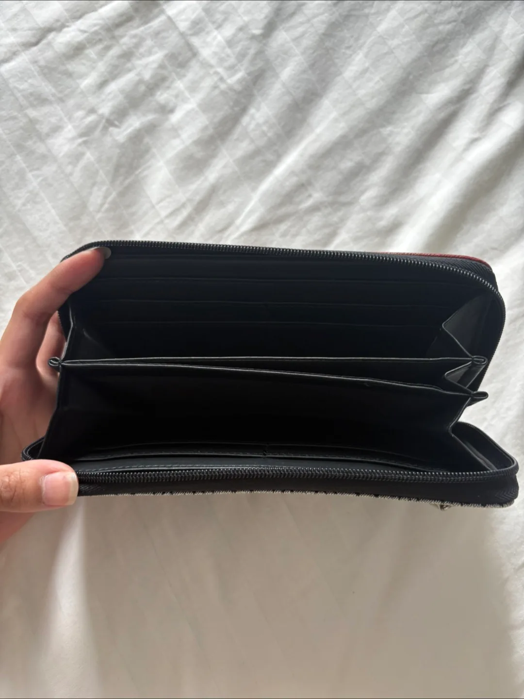 Guess Wallet image indicator(3)