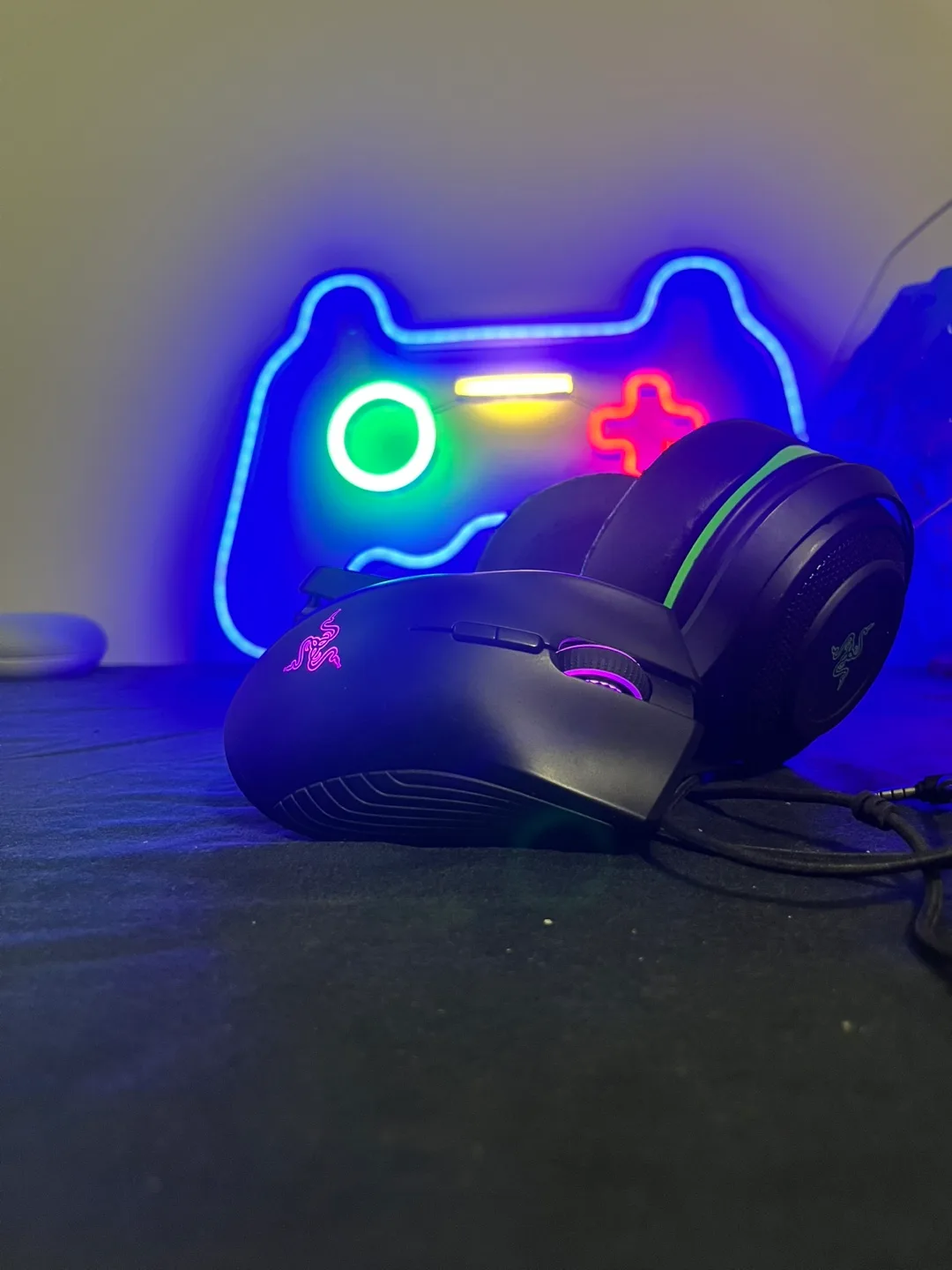 Razer Basilisk V3 Gaming Mouse & Blackshark V2 X Headset thumbnail