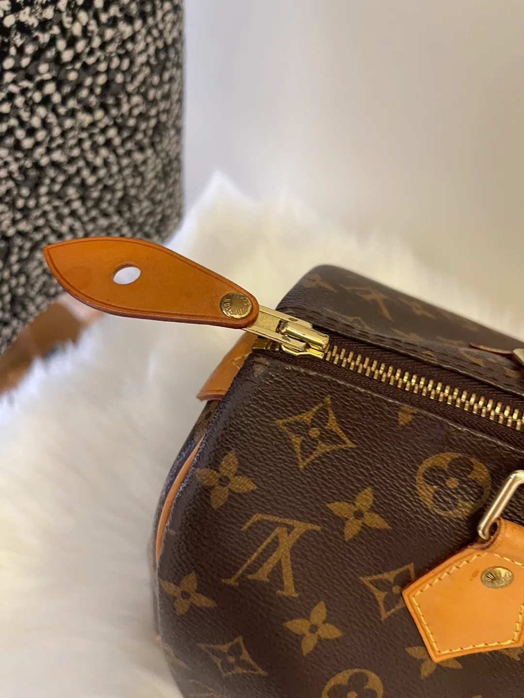 (PRICE IS FIRMED) 💯% AUTHENTIC Louis Vuitton Speedy 30 Handbag image indicator(3)