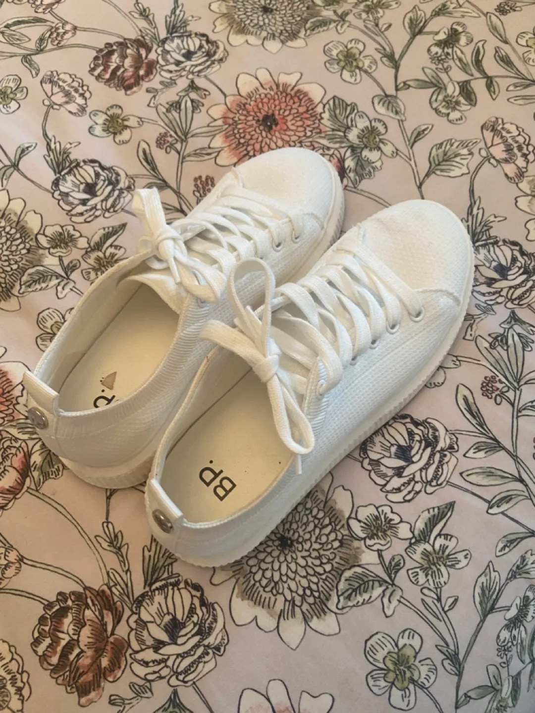 White Sneakers image indicator(2)