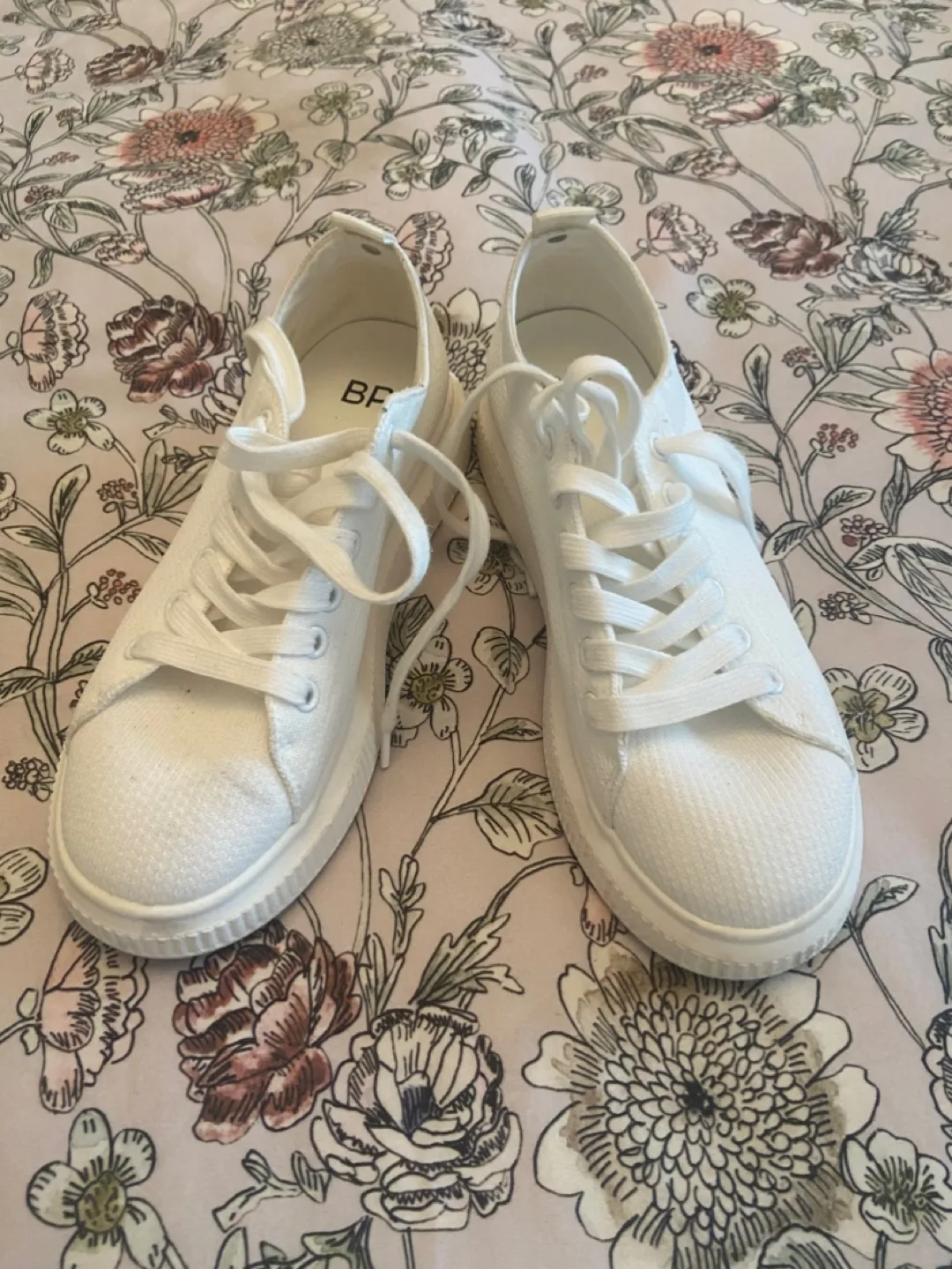 White Sneakers image indicator(3)