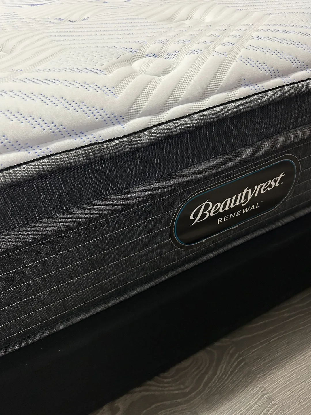 99% new Queen Beautyrest Renewal Mattress with Box base thumbnail