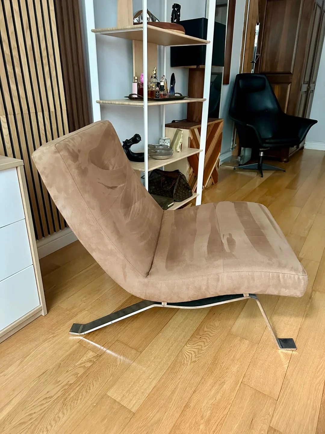 LIKE NEW MODERNIST CHROME & TAN SUEDE MICROFIBRE LOUNGE CHAIR thumbnail