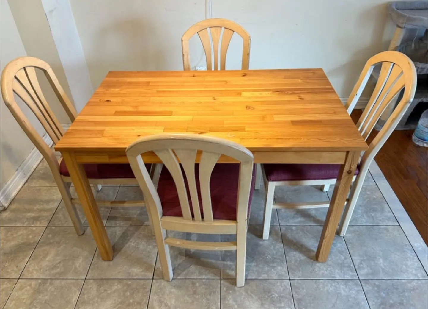 Wood Table and 4 Chairs image indicator(2)