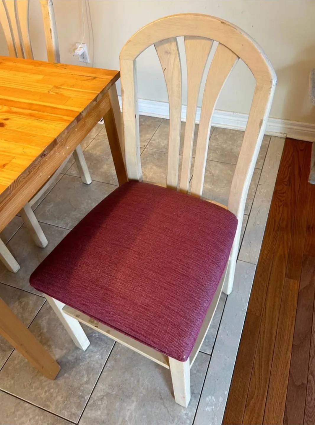 Wood Table and 4 Chairs image indicator(6)