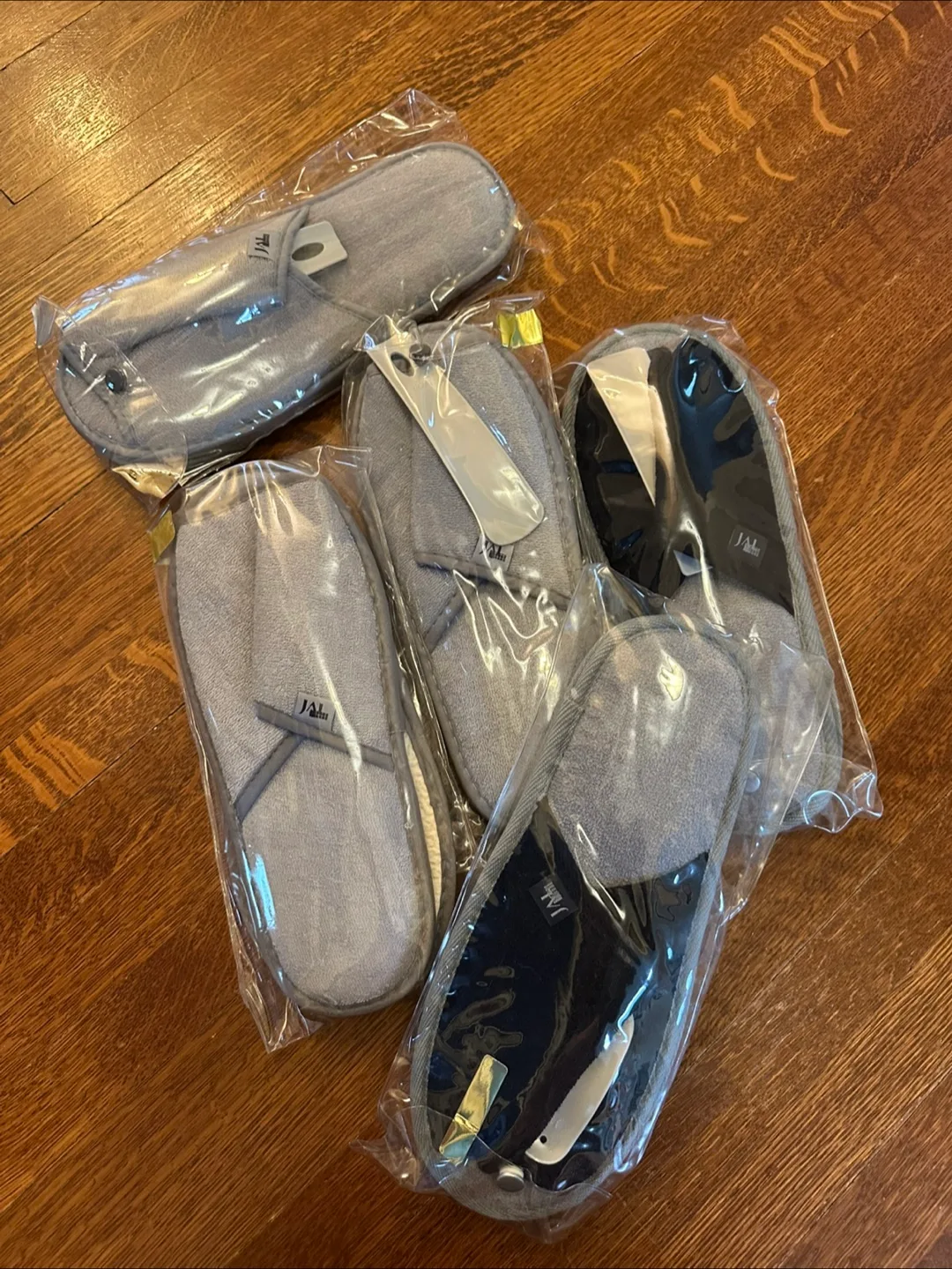 5 packs of brand new slippers with shoe horns thumbnail