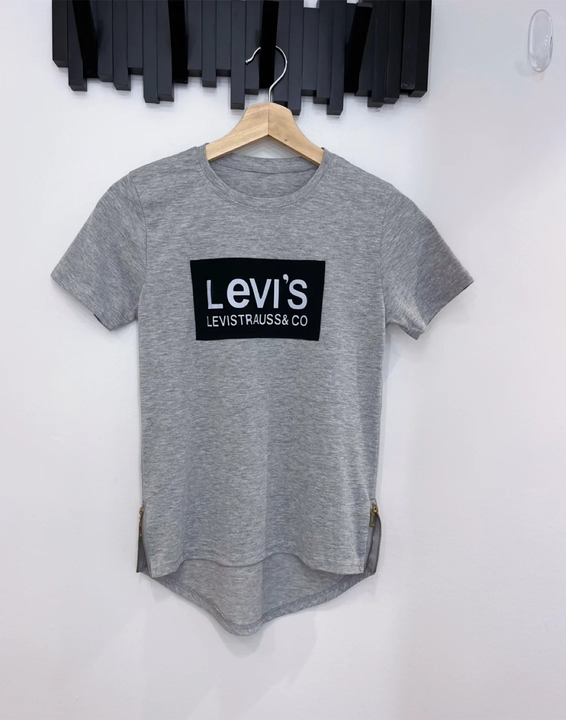 Levi's women’s Grey T-Shirt-Size S thumbnail