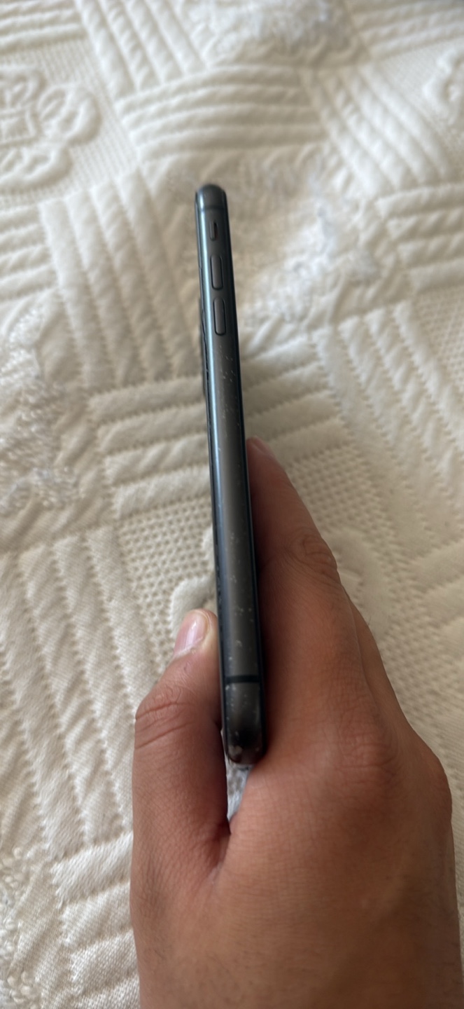 Apple iPhone 11 Black 64 gigs 82% battery health - photo 2