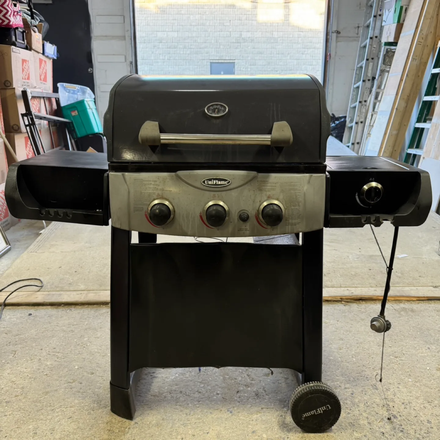 UniFlame 3-Burner Propane BBQ Grill with Side Burner thumbnail