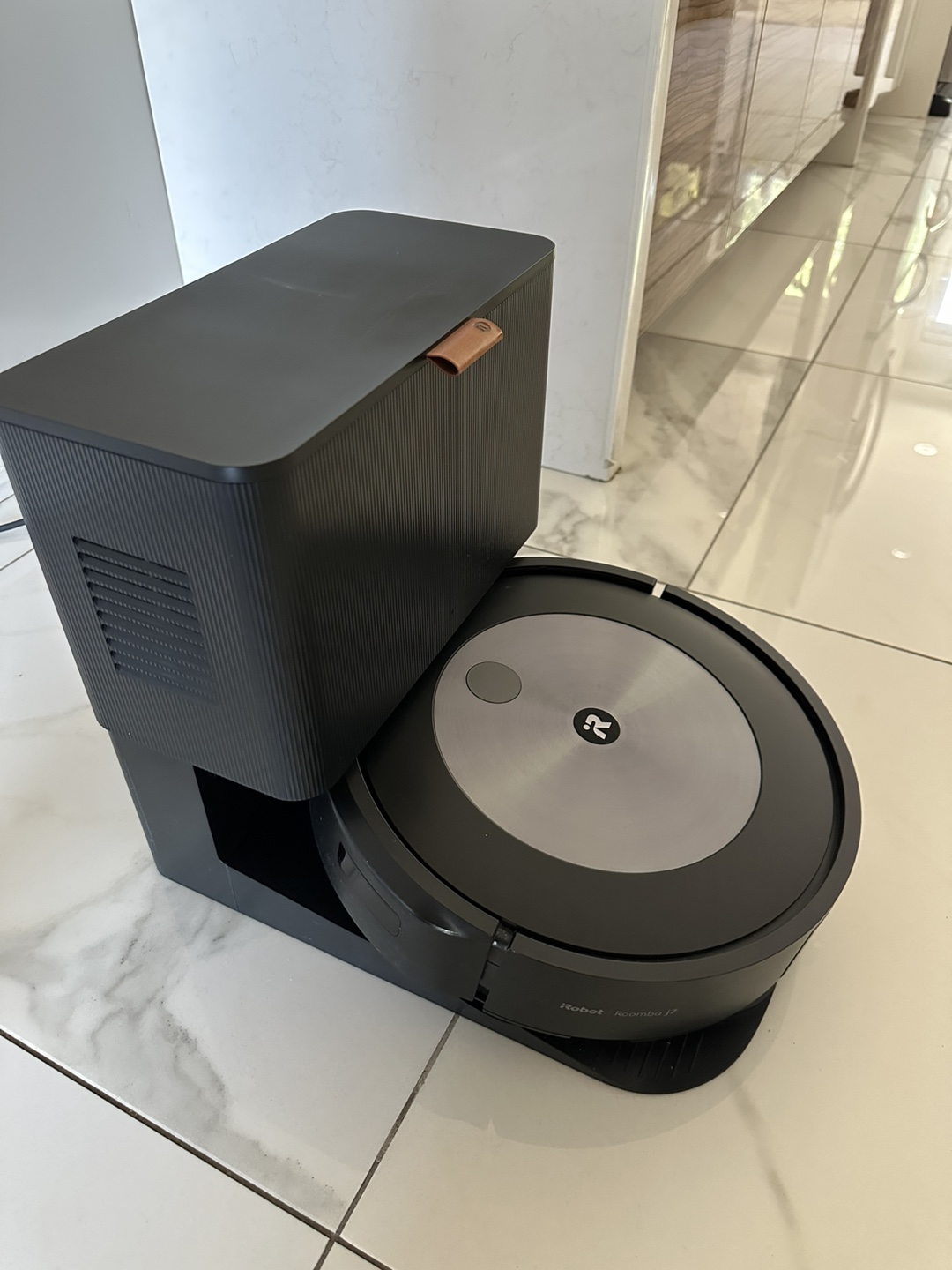 iRobot Roomba i7+ Robot Vacuum - photo 2