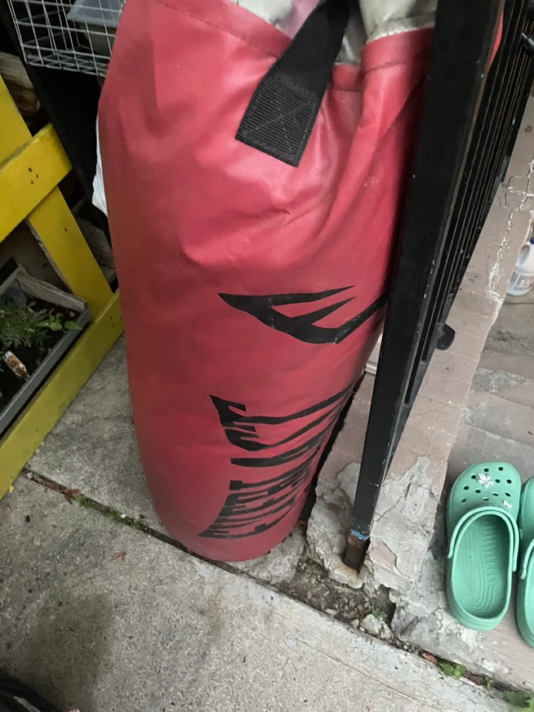 Everlast Red Heavy Punching Bag image indicator(2)