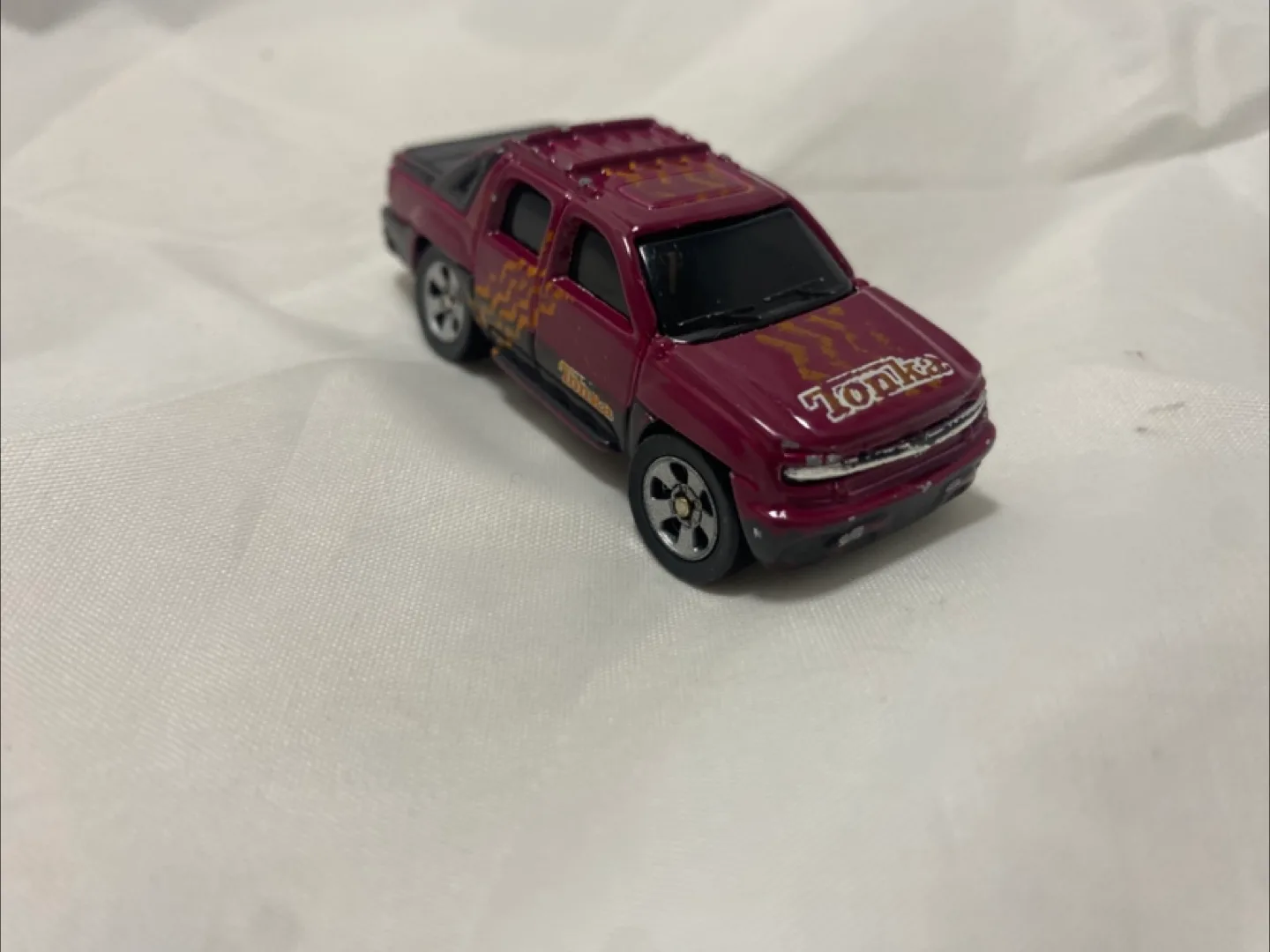Maisto Tonka Hasbro Diecast 1:64 2000 Chevrolet Avalanche image indicator(2)