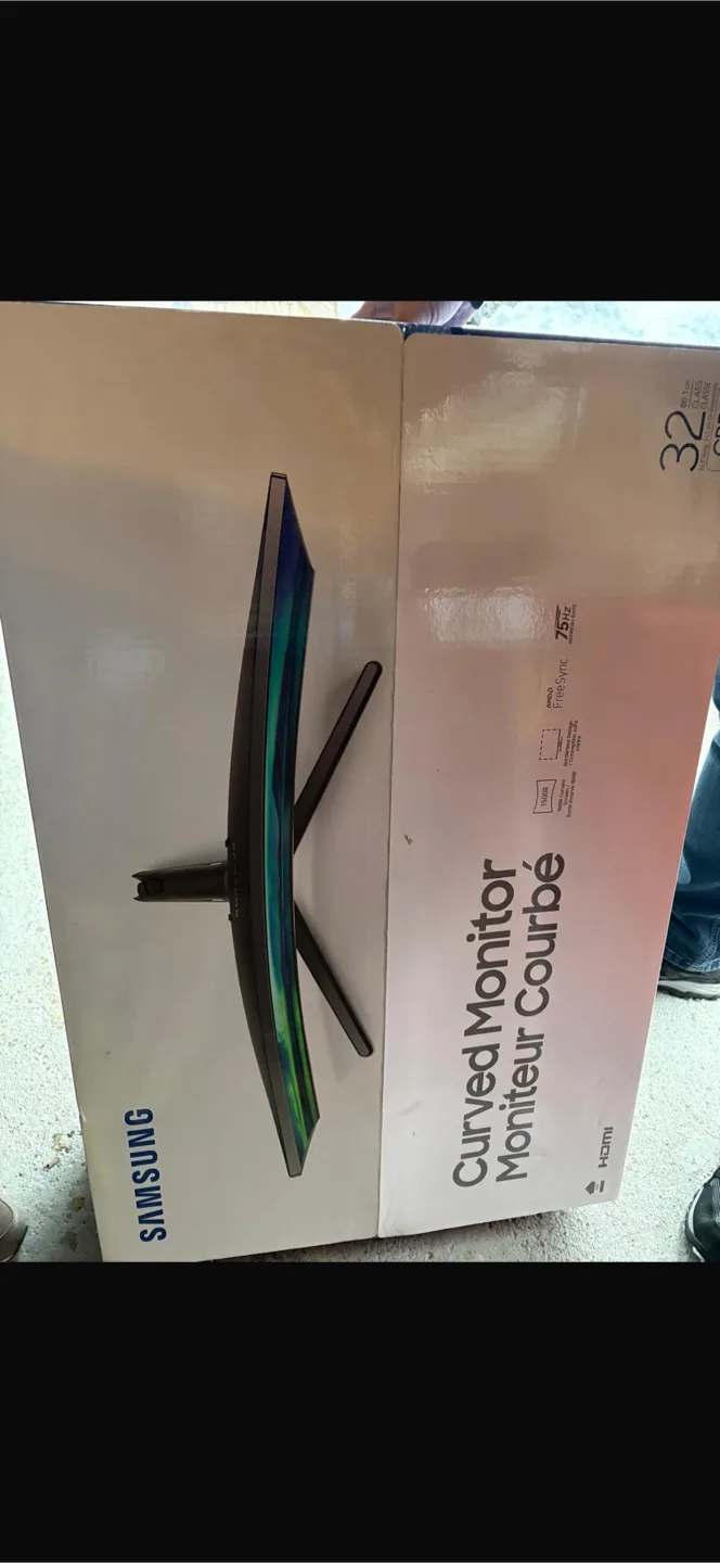 Samsung 32-inch curved monitor thumbnail