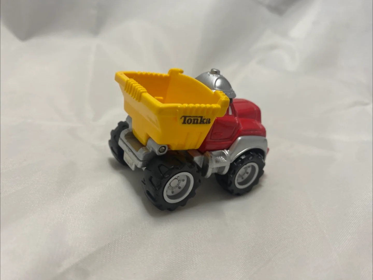 Tonka Chuck & Friends Chuck Dump Truck Maisto 2000 image indicator(3)